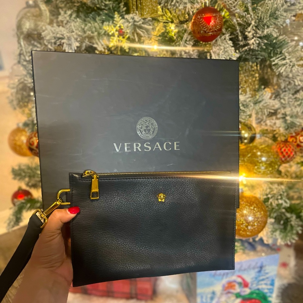 Authentic Almost NEW Medusa 👝, box and a mysterious GIFT 🎁 will be sent⚜️🔱